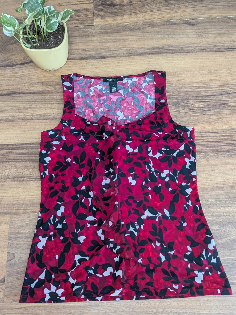 White House Black Market Red, White and Black Floral Sleeveless Blouse